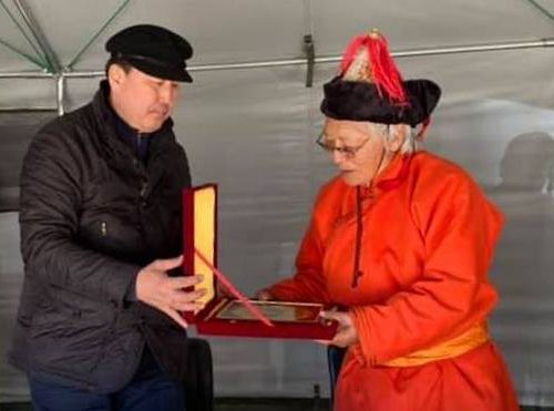 Höchste Auszeichnung des mongolischen Verteidigungsministeriums für Galsan Tschinag